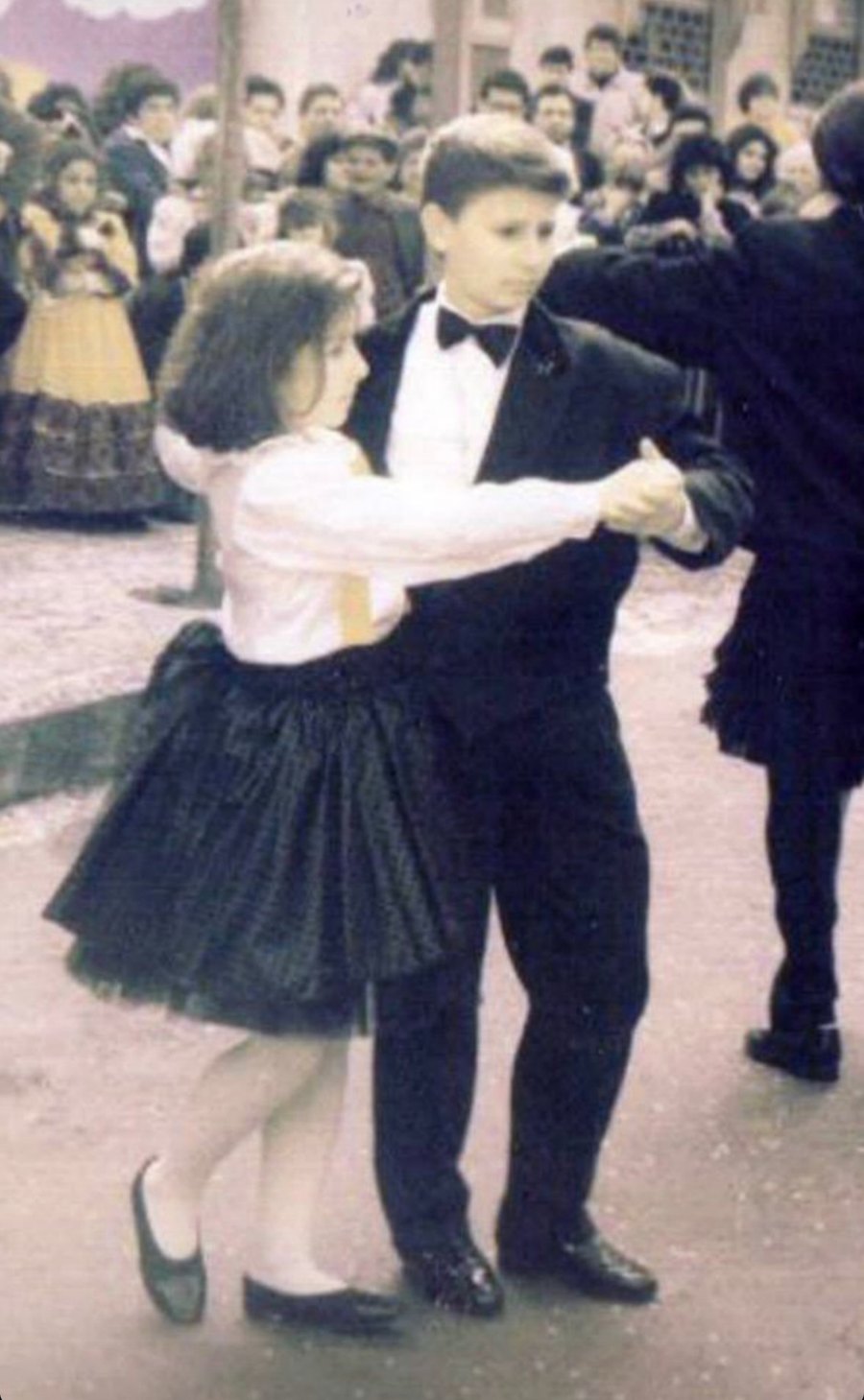Salvatore e Lia da bambini mentre ballano insieme